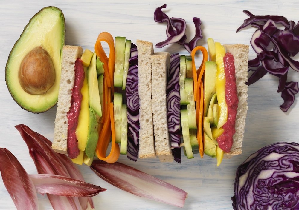 Recept: gezonde kleurrijke regenboogsandwich