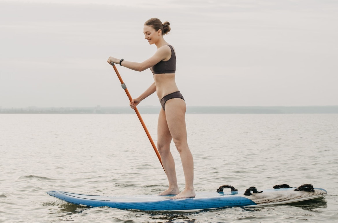 Dit is waarom stand-up paddleboarden een geweldige workout is
