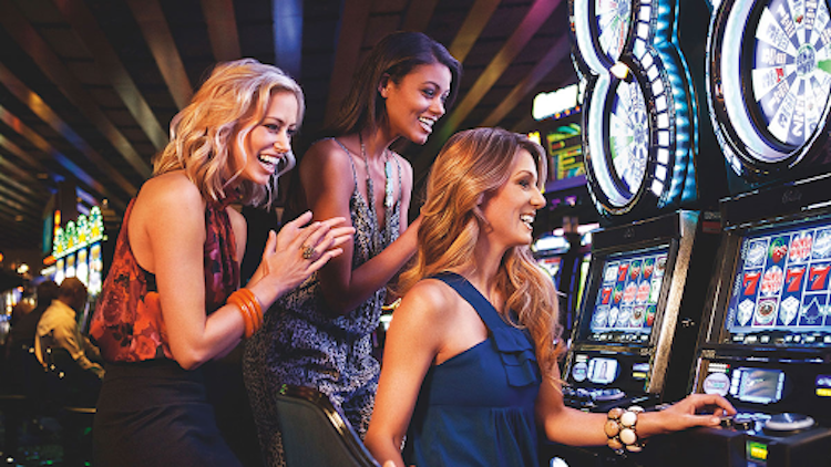 gok spelletjes - vrouwen die gokkasten spelen