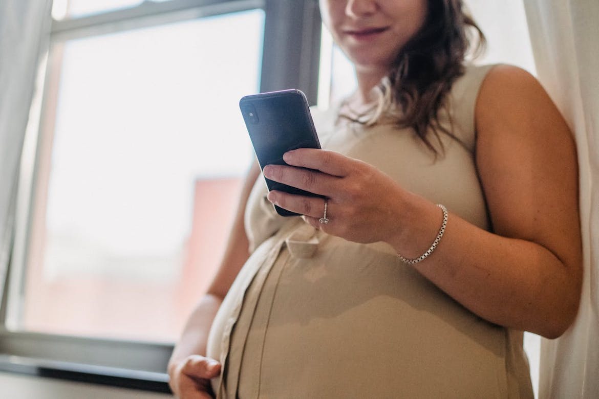 Overmatig social media gebruik in de zwangerschap geassocieerd met depressie