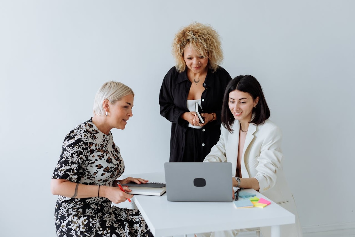 Hoe je relaties op het werk kunt opbouwen terwijl je professioneel blijft