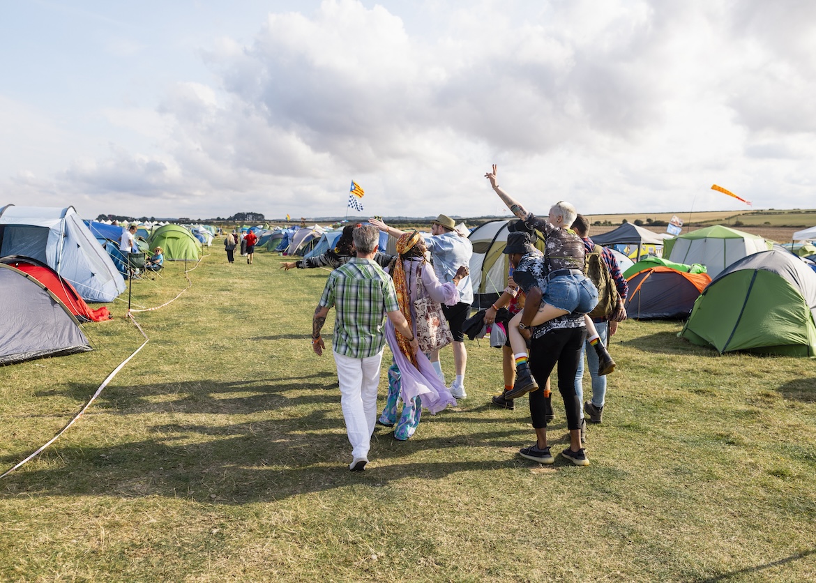 Onbezorgd genieten deze festivalzomer: tips tegen diefstal en verlies op festivals