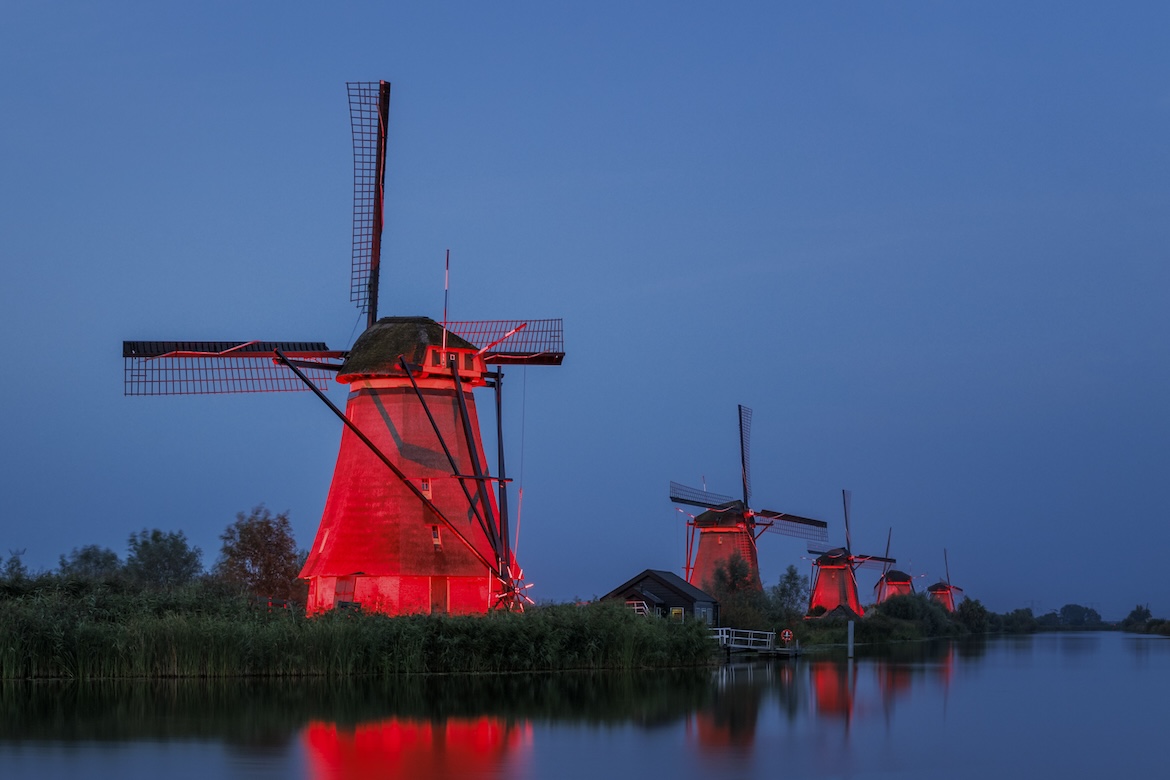 Bijna zestig gebouwen kleuren rood op Dress Red Day