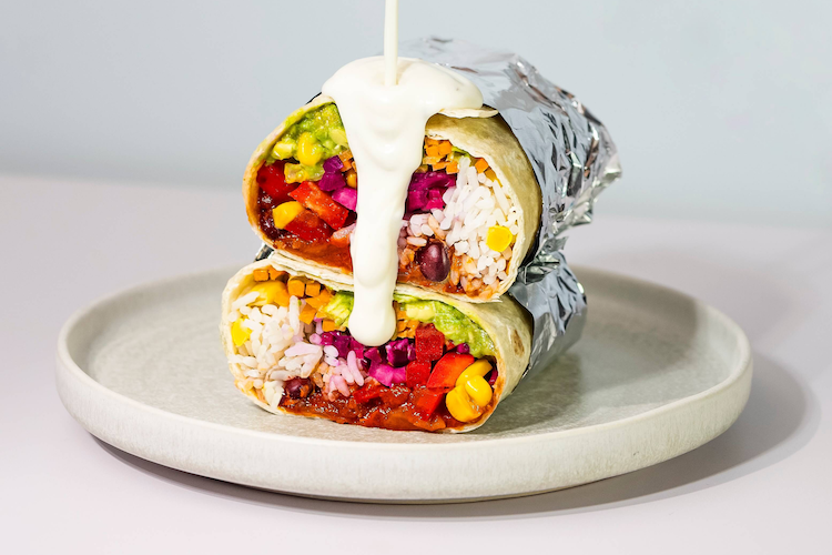 Kleurrijke bonenburrito met knoflooksaus